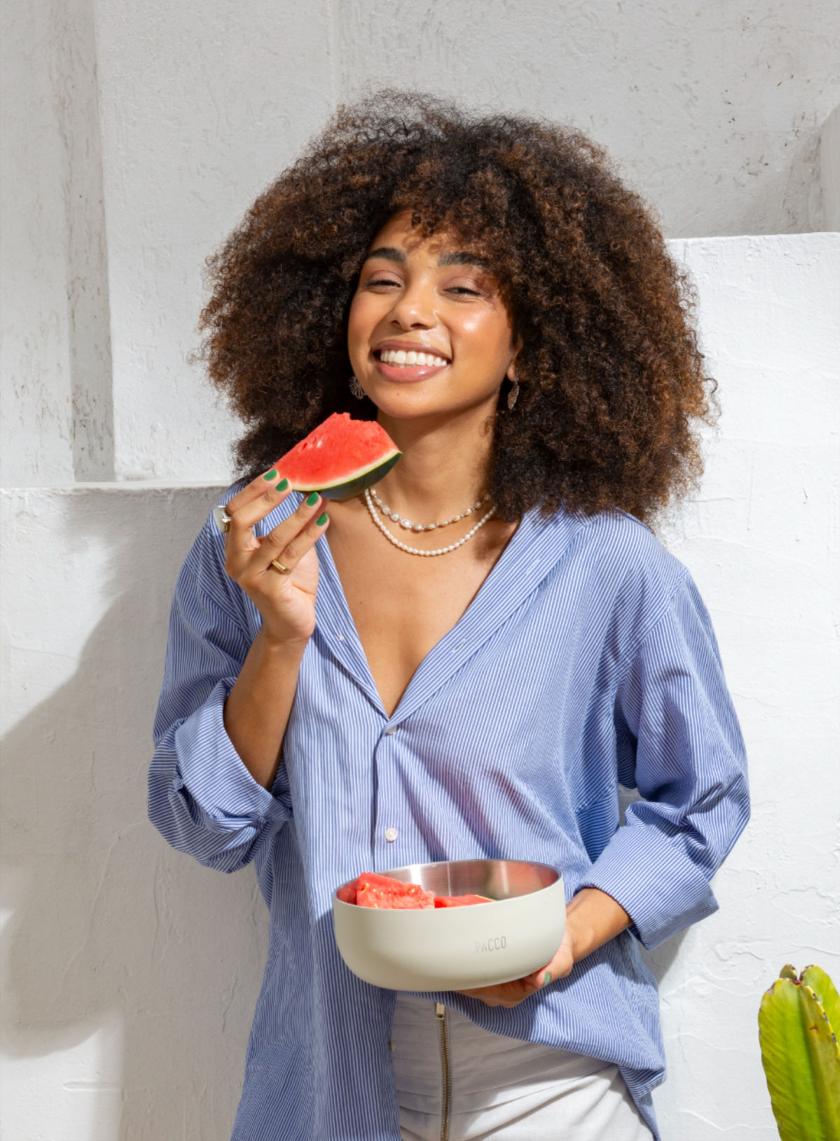 Mulher com bowl PACCO comendo melancia